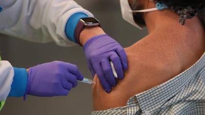 В Британии число случаев тромбоза после вакцины AstraZeneca выросло до 30 - iz.ru - Англия - Израиль - Грузия