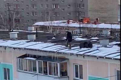 Мужчина без страховки сбивал лед с крыши пятиэтажки в Новосибирске - novos.mk.ru - Новосибирск