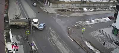 Грузовик врезался в легковушку на перекрестке в Петрозаводске (ВИДЕО) - stolicaonego.ru - Петрозаводск