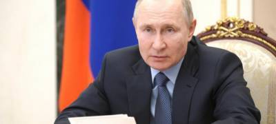 Владимир Путин - Артур Парфенчиков - Путин наградил медалью двух педагогов из Карелии - stolicaonego.ru - республика Карелия