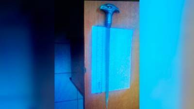 Мужчина попытался пронести в воронежский суд спрятанный в трости клинок - vestivrn.ru - Воронеж