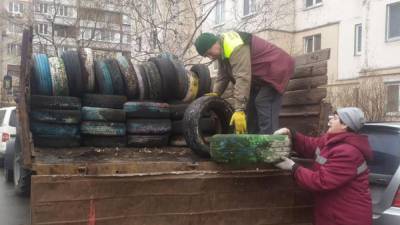 В Киеве продолжается очистка дворов от автошин: вместо них будут экологические изгороди - 24tv.ua - Киев - Новости
