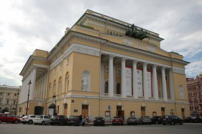 Ночные дрифтеры у Александринского театра возмутили петербуржцев - neva.today - Санкт-Петербург