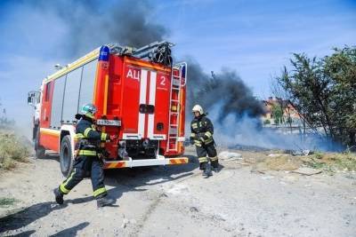 Огонь уничтожил два автомобиля в Волгоградской области 1 апреля - volg.mk.ru - Волгоградская обл. - р-н Кировский