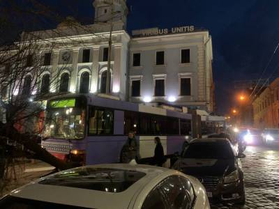 Снес стеллу и въехал в клумбы под горсоветом: у троллейбуса в Черновцах отказали тормоза – видео - 24tv.ua - Черновцы - Новости