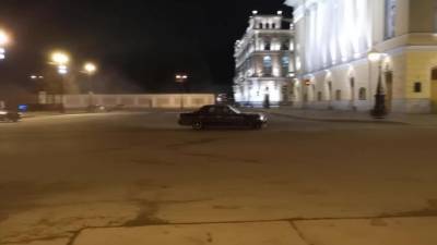 Видео: дрифтеры устроили ночной заезд у Александринского театра - piter.tv