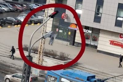 Болтающаяся крышка фонаря на улице Чапаева в Петрозаводске напугала горожан - karel.mk.ru - Петрозаводск - республика Карелия