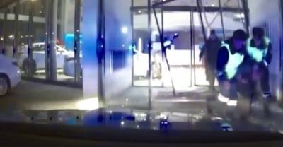 Житель Красноярска с экипажем ДПС на хвосте из мести протаранил двери автосалона — видео - reendex.ru - Красноярский край - Красноярск