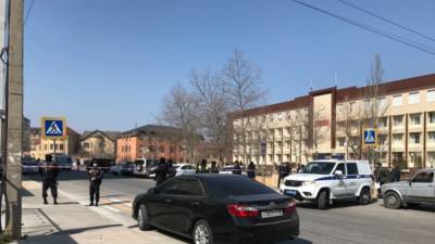 У суда в Махачкале полицейские удерживают в оцеплении бывшего коллегу - svoboda.org - Махачкала - респ. Дагестан
