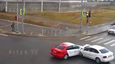 Сотрудник МЧС попал в ДТП в Колпино - piter.tv