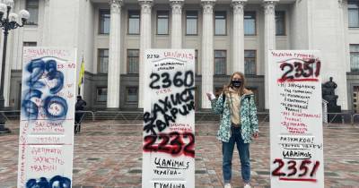 Установили и расписали двери: зоозащитники провели под Радой перфоманс в поддержку животных - tsn.ua