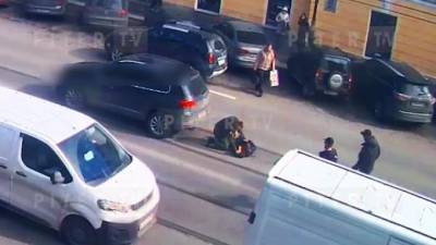 Автомобилист в военной форме сбил пешехода на "зебре" в Петербурге - piter.tv - Санкт-Петербург