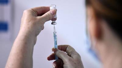 В Нидерландах женщина скончалась после прививки вакциной AstraZeneca - iz.ru - Англия - Голландия