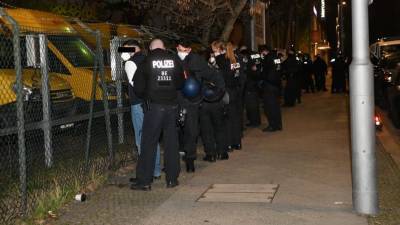 В Берлине молодые люди атаковали полицию камнями и огнетушителями - germania.one - Берлин
