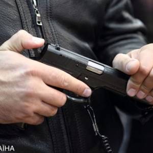 В киевском магазине в охранника выстрелили из-за замечания об отсутствии маски - reporter-ua.com - Киев