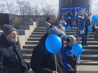 Александр Ржаненков - В парке 300-летия Санкт-Петербурга прошел флешмоб «В синем ради людей с аутизмом» - rosbalt.ru - Санкт-Петербург