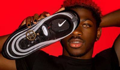 Федерико Феллини - Покупатели «сатанинских» кроссовок MSCHF не получат товар: Nike подал в суд - newizv.ru