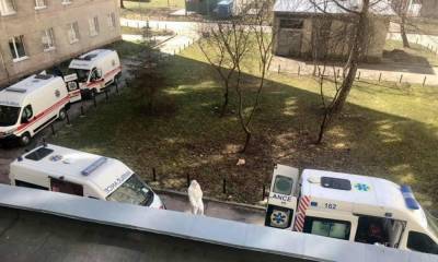 Под львовской больницей образовалась очередь из скорых с больными COVID-19: фото - 24tv.ua - Львов
