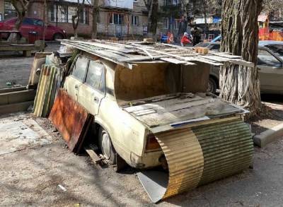 Пожилой мужчина устроил склад ненужных вещей во дворе многоэтажки и разозлил соседей - privet-rostov.ru - Ростов-На-Дону