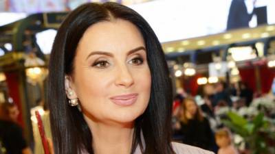 Екатерина Стриженова - Упавшая в эфире Первого канала Екатерина Стриженова показала сломанную руку без гипса - inforeactor.ru