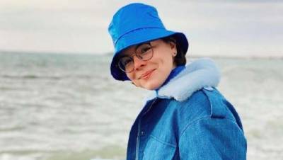 Евгений Петросян - Татьяна Брухунова - «Неожиданно такое на Тане увидеть», «Весна основательно пришла»: молодая жена Петросяна посреди улицы позировала в красных трусах - goodnews.ua