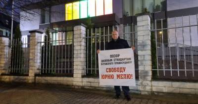 Калининградский депутат вышел на одиночный пикет с требованием освободить Меля - klops.ru - Литва - Калининград