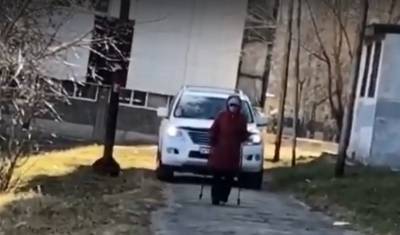 Тюменец на Лексусе прокатился по тротуару около пруда Утиного - nashgorod.ru