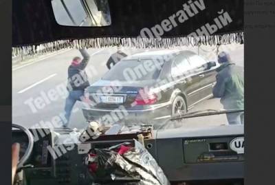 Под Киевом водитель маршрутки отбился прутом от вооруженного мужчины - kp.ua - Киев