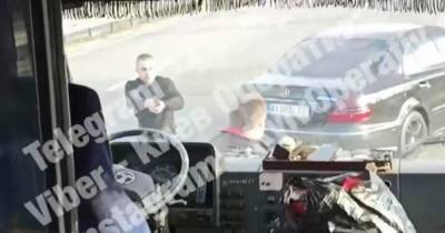 Маршрутку с пассажирами обстреляли на трассе в Черниговской области (видео) - focus.ua - Киев - Черниговская обл.