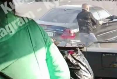 Водитель на "Мерседесе" подрезал маршрутку с людьми и начал стрельбу: кадры ЧП под Киевом - politeka.net - Киев