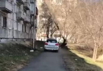 В Тюмени воитель Lexus с «блатными» номерами проехал по тротуару мимо пешехода вдоль пруда - znak.com - Тюмень