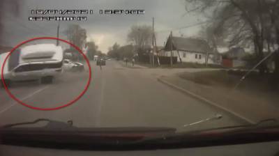 Появилось видео момента ДТП с перевернувшейся иномаркой воронежского депутата - vestivrn.ru - Воронеж