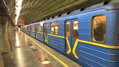 Виталий Кличко - В Киеве парень с девушкой покурили в вагоне метро (видео) - sharij.net - Киев