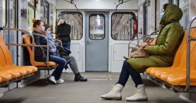 В Киеве подростки устроили "курилку" прямо в вагоне метро (видео) - focus.ua - Киев