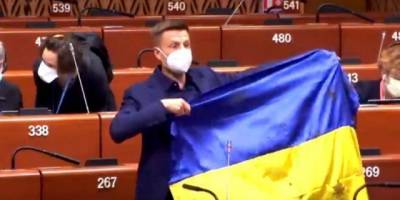 Алексей Гончаренко - Гончаренко в ПАСЕ не дали показать прострелянный флаг с передовой (ВИДЕО) - enovosty.com