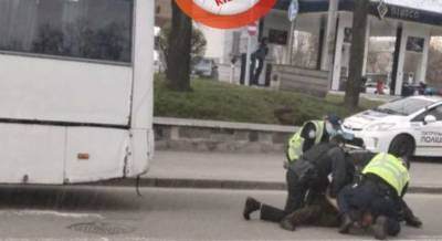 В Киеве водитель маршрутки подрался с полицейскими - lenta.ua - Киев