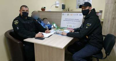 Задел сына: в Херсонской области девушка с маленьким ребенком убежали от тирана - tsn.ua - Херсон - Херсонская обл.
