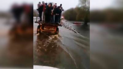Под Воронежем трактор начал перевозить людей по затопленному мосту: появилось видео - vestivrn.ru - Воронеж