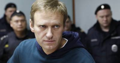 Алексей Навальный - Вадим Кобзев - "Не смогли попасть в вену": адвокат Навального рассказал о медпомощи, которая предоставляется оппозиционеру - tsn.ua
