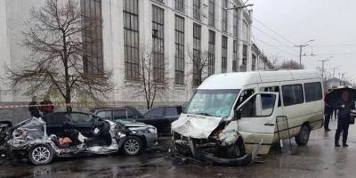 В Запорожье возле ЗАЗ Mitsubishi Lancer протаранил маршрутку - фото смертельного ДТП - ТЕЛЕГРАФ - telegraf.com.ua - Запорожье