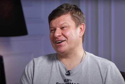 Дмитрий Губерниев - Губерниев обругал коллегу в ответ на критику формы российских олимпийцев - mk.ru