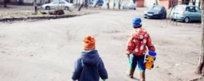 В Улан-Удэ мать бросила своих малолетних детей на улице и ушла пьянствовать - runews24.ru - Улан-Удэ