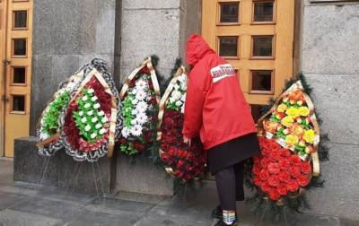 Игорь Терехов - В Харькове с венками пикетируют горсовет - korrespondent.net - Харьков