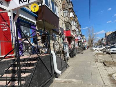 Алексей Шварц - Офис штаба Навального в Кургане закрыт. На крыльце стоят сотрудники «рекламного агентства» - znak.com