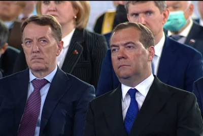 Владимир Путин - Дмитрий Медведев - Медведев на послании Путина порадовал загорелым видом - mk.ru