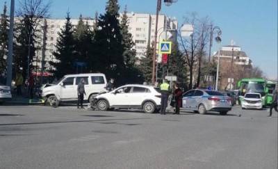 В центре Тюмени произошло жесткое ДТП: машину отбросило на пешеходов, пострадали пять человек - news.megatyumen.ru - Тюмень