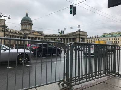 Алексей Навальный - Невский проспект перед протестами огородили заборами (фото) - rosbalt.ru - Санкт-Петербург - Казань
