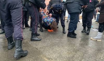 Восьмерых участников митинга в поддержку Навального задержали в Магадане - newizv.ru - Магадан