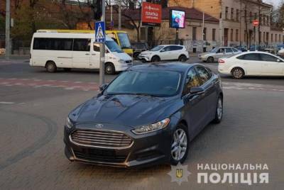 На огромной скорости вылетел на тротуар: возле ТЦ Forum Lviv Ford сбил женщину – фото и видео - 24tv.ua - Киев