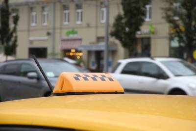 Мужчина угнал такси, напился и уснул за рулем. Видео - vm.ru - Москва - Хабаровск